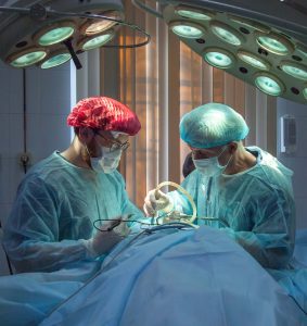 Read more about the article הניתוח התבצע ע"י מתמחים והחולה נותר עם שיתוק בחצי מגופו